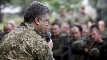 Сытая, одетая и добровольная: Порошенко расхвалил украинскую армию