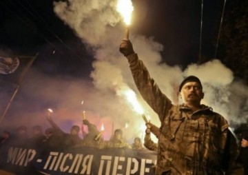 Президент Петр Порошенко скрывается от неонацистов в АТО.  Владимир Скачко