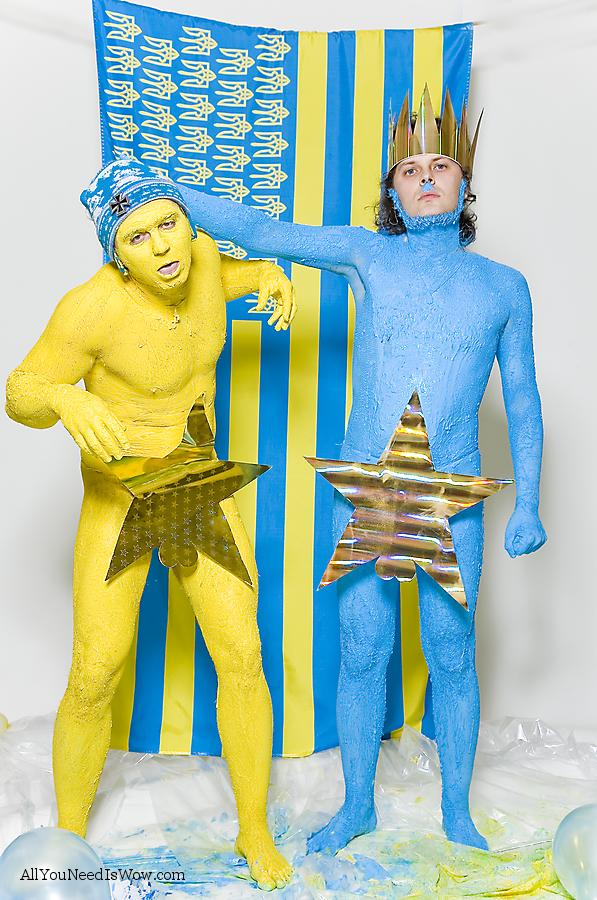 Украинскую культуру — в «ватные» массы — в Мариуполе выступила свидомая группа с ночнушками на голове Украинскую культуру — в «ватные» массы — в Мариуполе выступила свидомая группа с ночнушками на голове