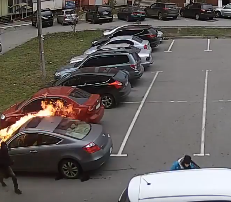 В Харькове уже по-европейски средь бела дня поджигают машины