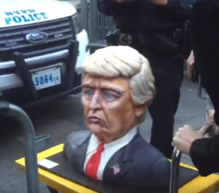 В небоскрёб Trump Tower в Нью-Йорке доставлен торт в виде Трампа