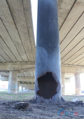 Неизвестные подорвали взрывное устройство у памятника "Звезда Победы" в Луганске