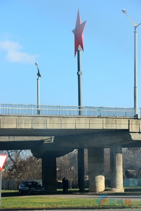 Неизвестные подорвали взрывное устройство у памятника "Звезда Победы" в Луганске