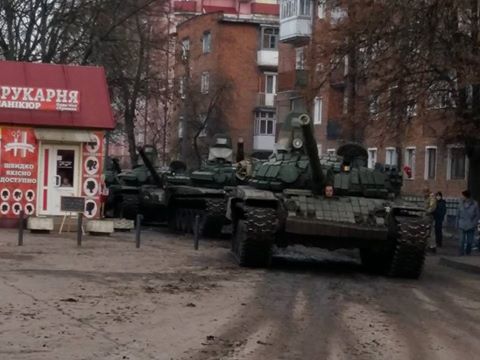 Колонна танков прошла через райцентр на Прикарпатье в неизвестном направлении