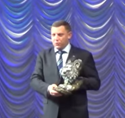 Мальчик из прифронтового района вручил сделанный своими руками подарок главе ДНР