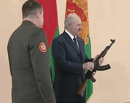 Лукашенко: в Белоруссию хлынул поток оружия с Украины