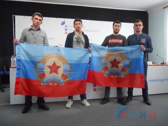 Луганские "ультрас" отвергли предложение нацбата "Азов" обменять их на пленных жителей ЛНР. Молодежные организации взяли их на поруки