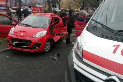 В Мариуполе на опасном перекрестке военный ГАЗ протаранил Peugeot