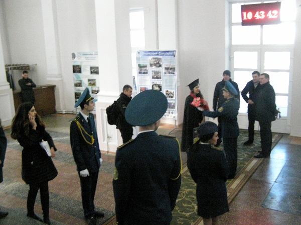 На кошках тренируйтесь. Журналисты засняли, как днепропетровские студенты тренировались дарить цветы жене Порошенко