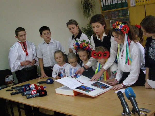 На кошках тренируйтесь. Журналисты засняли, как днепропетровские студенты тренировались дарить цветы жене Порошенко