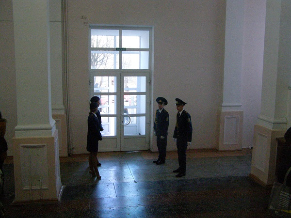 На кошках тренируйтесь. Журналисты засняли, как днепропетровские студенты тренировались дарить цветы жене Порошенко