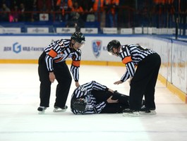 Хоккеист из Бурятии клюшкой едва не убил судей — видео