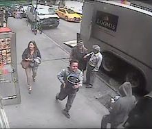 Ограбление по-американски: прохожий украл 40 кг золота из бронированного грузовика