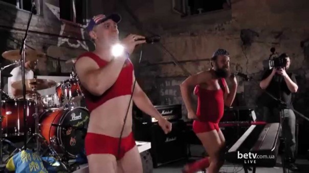 Украинскую культуру — в «ватные» массы — в Мариуполе выступила свидомая группа с ночнушками на голове Украинскую культуру — в «ватные» массы — в Мариуполе выступила свидомая группа с ночнушками на голове