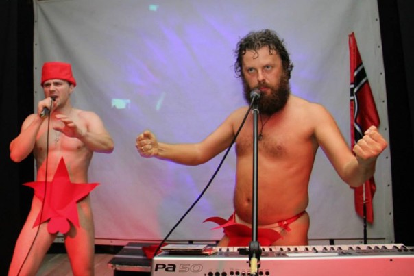 Украинскую культуру — в «ватные» массы — в Мариуполе выступила свидомая группа с ночнушками на голове Украинскую культуру — в «ватные» массы — в Мариуполе выступила свидомая группа с ночнушками на голове