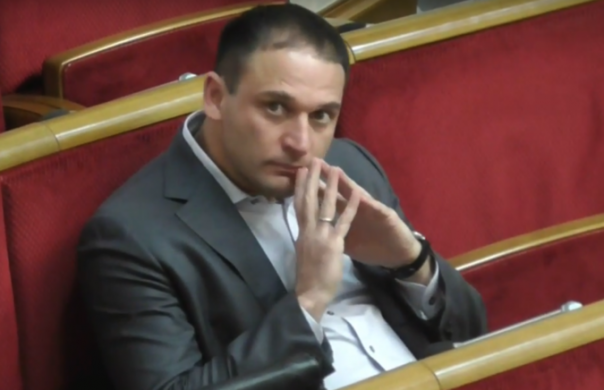 Сети взорвал ролик с играющим в прятки депутатом Рады