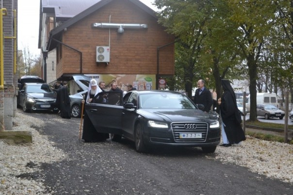 СМИ обсуждают новенькую иномарку Филарета с «блатным номером» 777 СМИ обсуждают новенькую иномарку Филарета с «блатным номером» 777