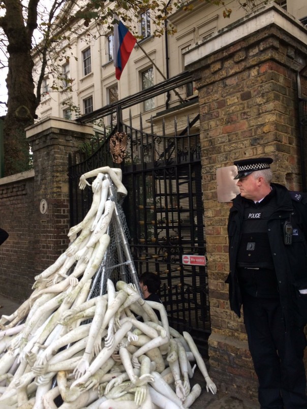 Англичанка гадит: Провокация у российского посольства в Лондоне Англичанка гадит: Провокация у российского посольства в Лондоне
