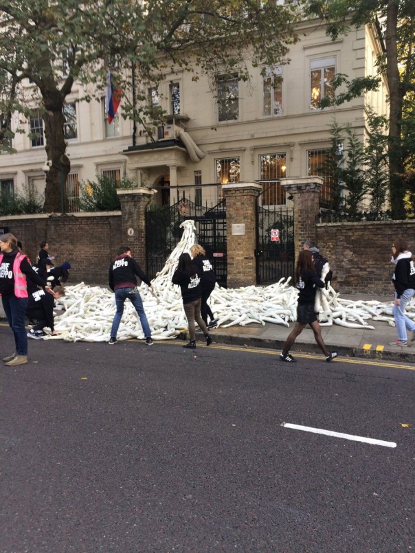 Англичанка гадит: Провокация у российского посольства в Лондоне Англичанка гадит: Провокация у российского посольства в Лондоне