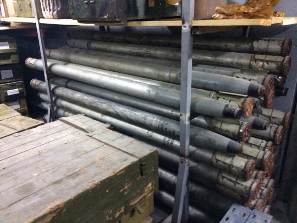 Под Киевом найден подземный бункер со снарядами к "Градам" и ПЗРК Под Киевом найден подземный бункер со снарядами к "Градам" и ПЗРК