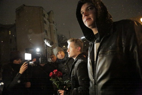 Посольство Британии в Москве осадили сотни протестующих Посольство Британии в Москве осадили сотни протестующих