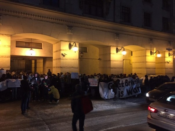 Посольство Британии в Москве осадили сотни протестующих Посольство Британии в Москве осадили сотни протестующих
