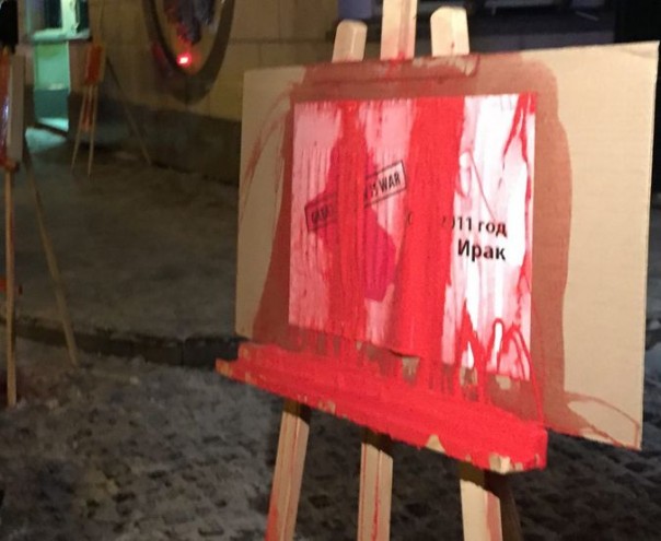 Посольство Британии в Москве осадили сотни протестующих Посольство Британии в Москве осадили сотни протестующих