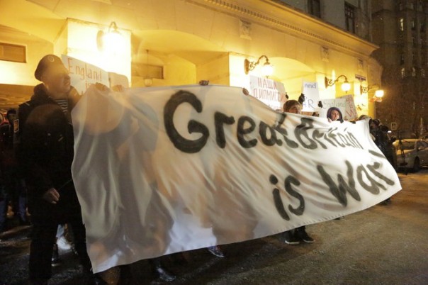 Посольство Британии в Москве осадили сотни протестующих Посольство Британии в Москве осадили сотни протестующих