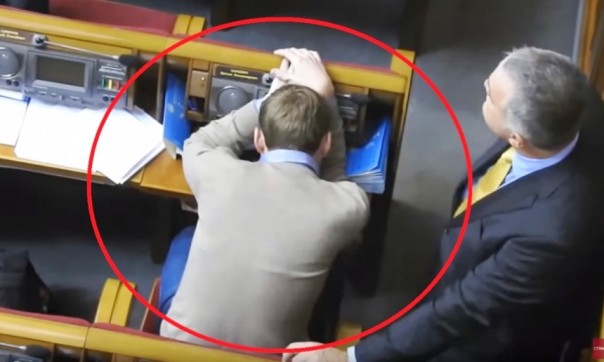 Видео со спящим депутатом Верховной рады Украины распространилось в Сети