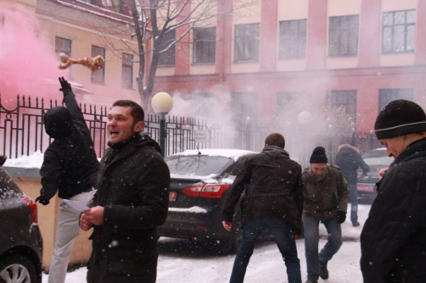 Нацболы закидали консульство Украины в Питере падалью Нацболы закидали консульство Украины в Питере падалью