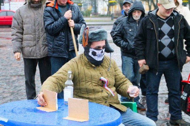 В Чернигове русофобы били «предательские» телевизоры в центре города