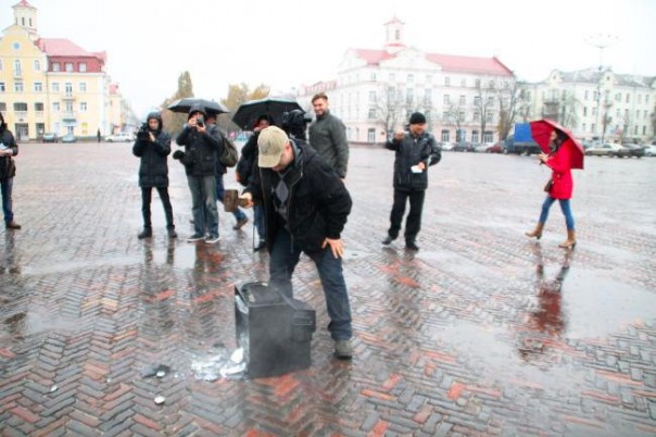 В Чернигове русофобы били «предательские» телевизоры в центре города