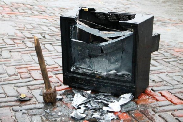 В Чернигове русофобы били «предательские» телевизоры в центре города