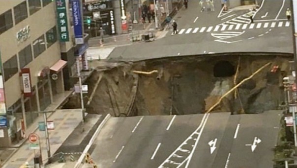 Провал грунта в Японии: частично обесточен аэропорт Фукуоки