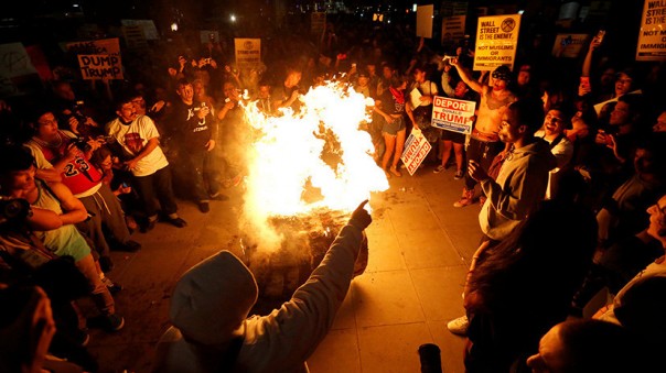 «Не мой президент»: в США тысячи людей протестуют против избрания Трампа