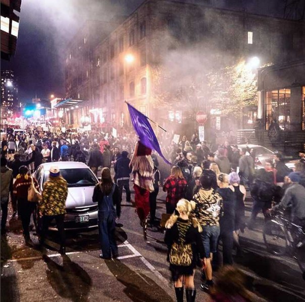 Америка "майданит": протесты против Трампа переросли в погромы Америка "майданит": протесты против Трампа переросли в погромы