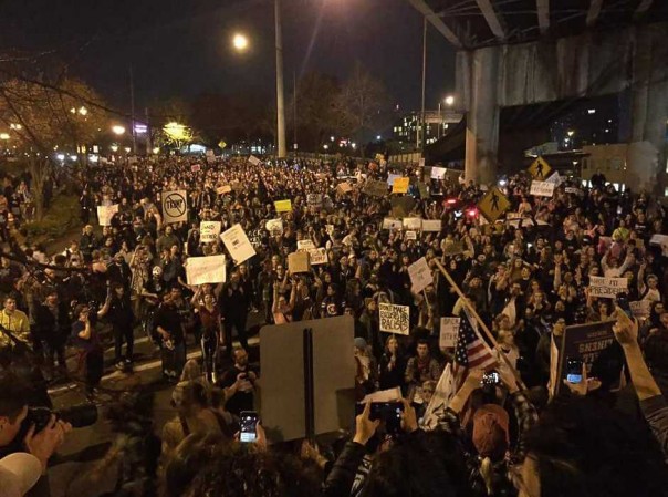 Америка "майданит": протесты против Трампа переросли в погромы Америка "майданит": протесты против Трампа переросли в погромы