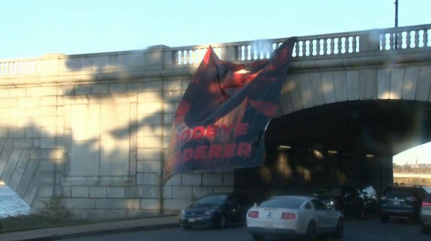 "Прощай, убийца". В Вашингтоне вывесили баннер с изображением Обамы