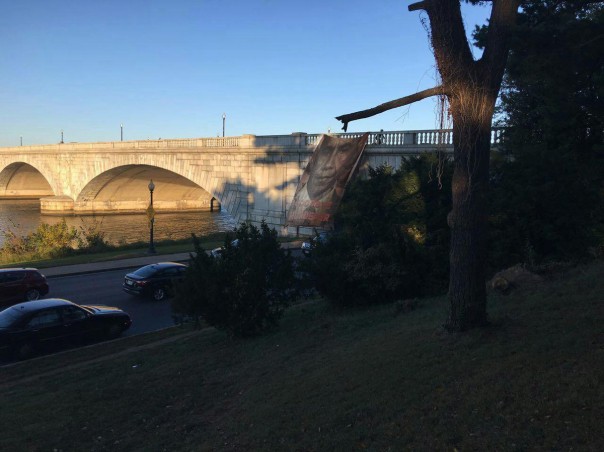 "Прощай, убийца". В Вашингтоне вывесили баннер с изображением Обамы