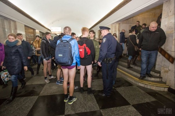 Киевляне спустились в метро без штанов Киевляне спустились в метро без штанов