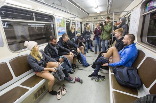 Киевляне спустились в метро без штанов Киевляне спустились в метро без штанов