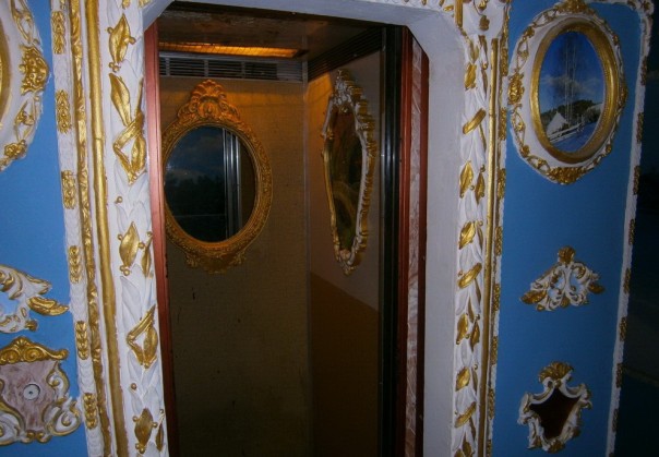 Киевлянин превратил свой подъезд во дворец 17-го века