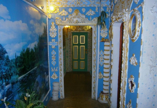 Киевлянин превратил свой подъезд во дворец 17-го века