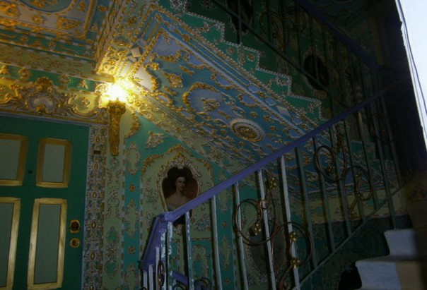 Киевлянин превратил свой подъезд во дворец 17-го века