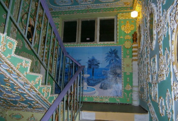 Киевлянин превратил свой подъезд во дворец 17-го века