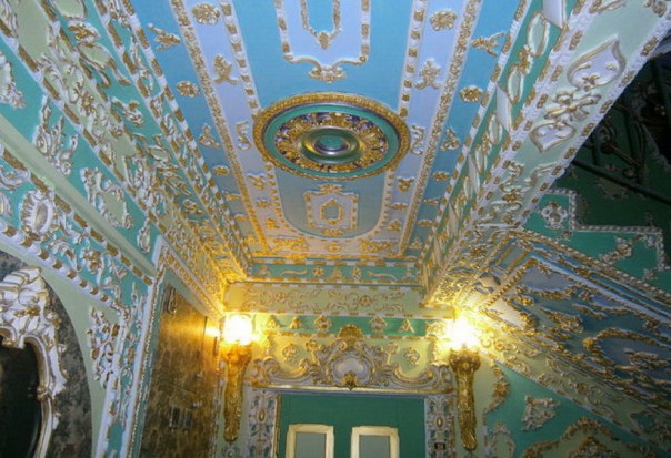 Киевлянин превратил свой подъезд во дворец 17-го века