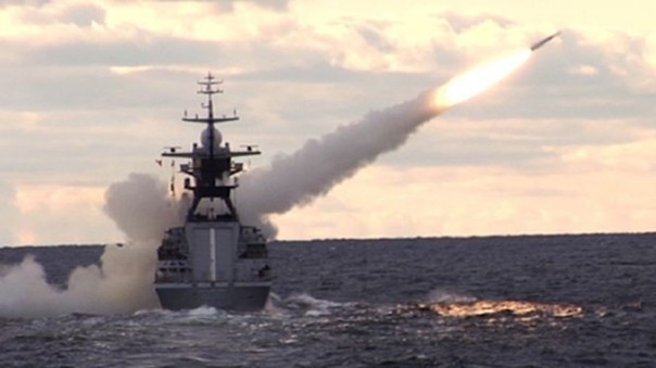 СМИ показали видео учебной дуэли российских кораблей СМИ показали видео учебной дуэли российских кораблей