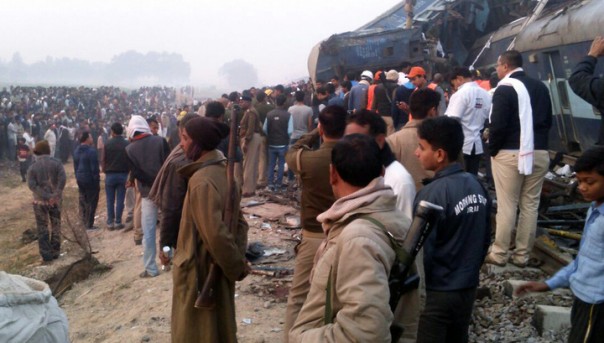 Крушение поезда в Индии: 90 человек погибли, 150 ранены. В покореженных вагонах остаются люди