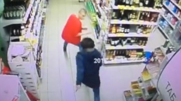 В Петербурге шестеро кавказцев изрезали кассира «Пятерочки» за шоколадку