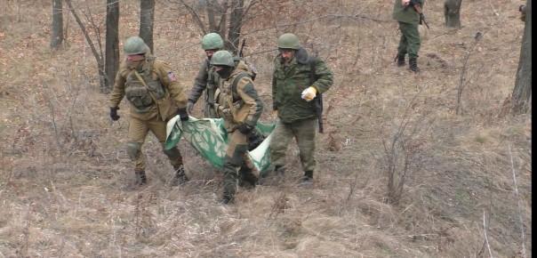 Видео от Грема Филлипса. Бойцы армии ДНР эвакуируют тело погибшего мирного жителя в Зайцево 18+